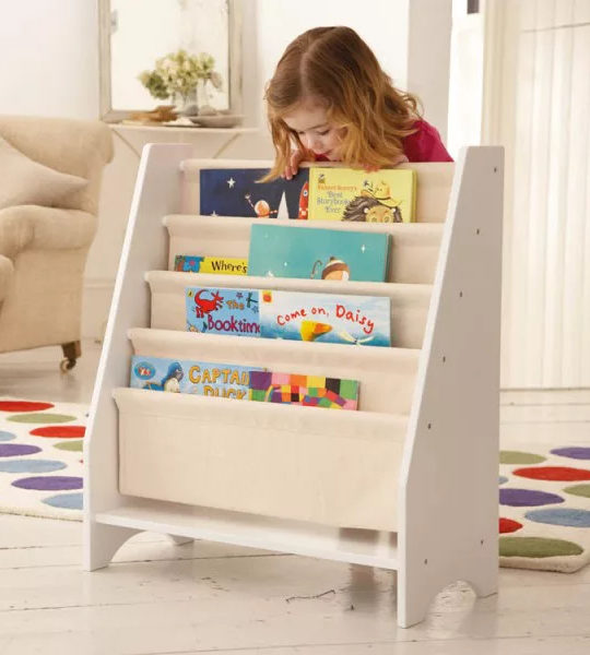 Kệ sách gỗ an toàn cho bé